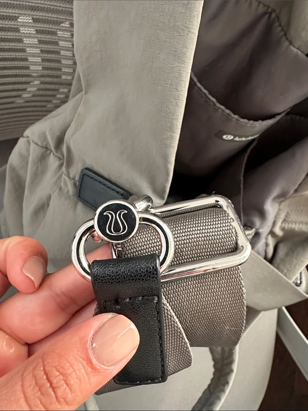 lululemon olive green everyday handbag with top handles - “on my level tote 20L”